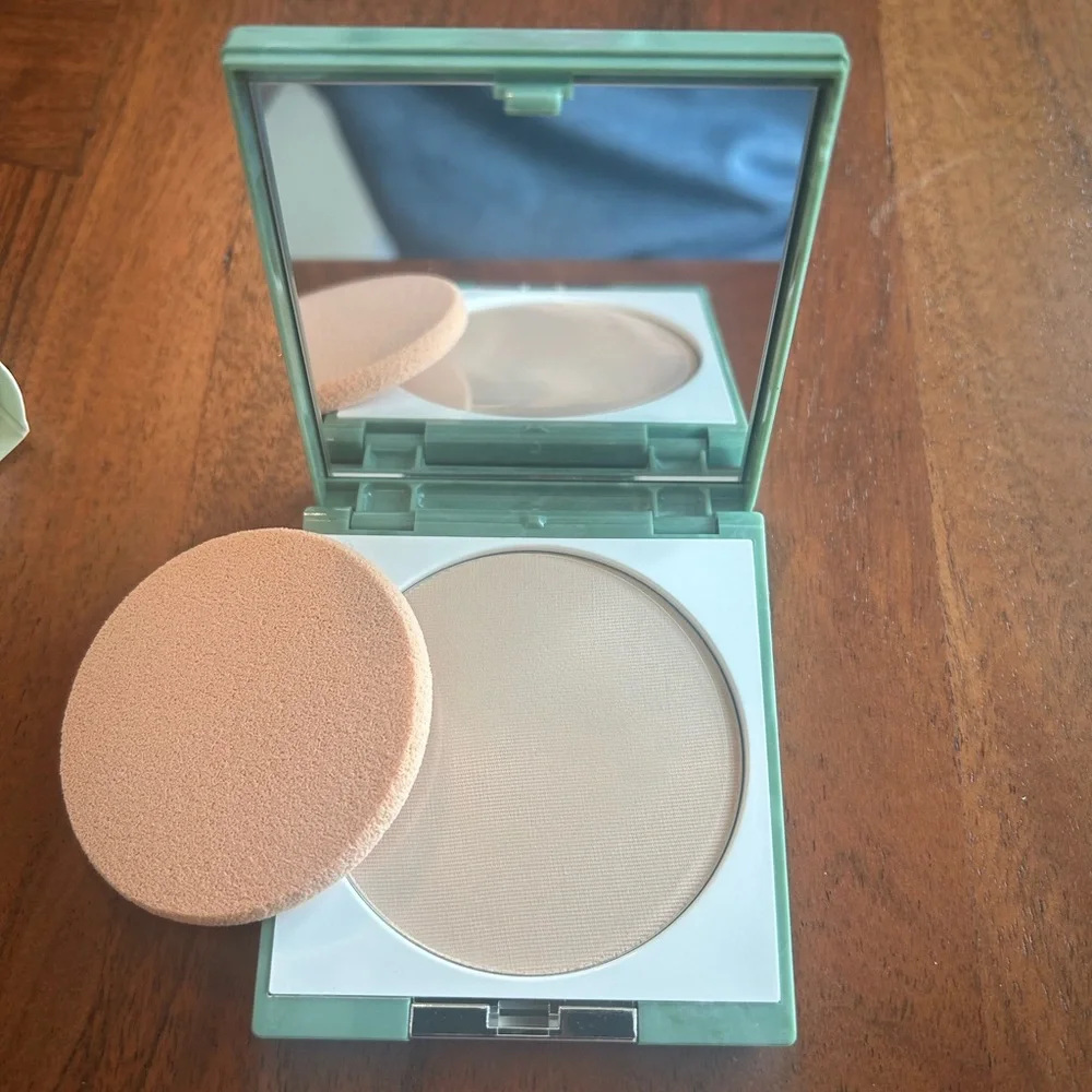 Clinique Stay-Matte Sheer Pressed Powder